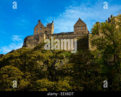 Blick auf Edinburgh Castle in Edinburgh City centre Scotland UK eine historische Festung auf Castle Rock Stockfoto