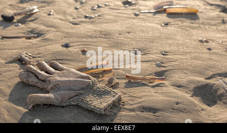 Still-Leben: ein Handschuh - verloren oder an Land gespült, am Strand von Katwijk Aan Zee, Südholland, Niederlande. Stockfoto