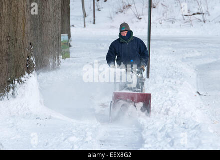 Daniel Barvir "Ranger Dan" verwendet eine Schneefräse auf Mitchell Laufwerk in New Haven in der Nähe von East Rock Park. Barvir half, die New Haven Tiefbau Crews, sagen, sie sind sehr beschäftigt und "Wir alle müssen an einem Strang ziehen." Stockfoto