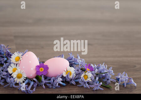 Zwei rosa Easter Egs mit Frühlingsblumen Stockfoto