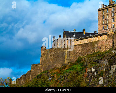 Blick auf Edinburgh Castle in Edinburgh City centre Scotland UK eine historische Festung auf Castle Rock Stockfoto