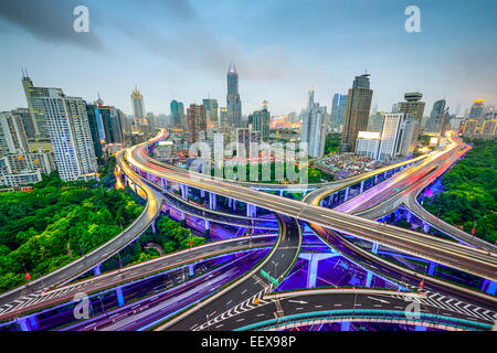 Shanghai, China-Luftbild und Skyline über Autobahnen. Stockfoto