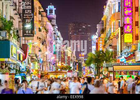 Fußgänger gehen auf Zhongshan Road in der Nacht in Xiamen, China. Stockfoto