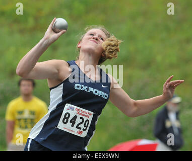 CT USA Oxford Taylor Drayton wirft das Kugelstoßen bei der State Open Track und Feld-Meisterschaft in Middletown High School. Stockfoto