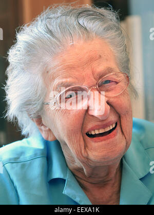 Guilford CT USA Edith Nettleton lächelt während ihren 105. Geburtstag feiern in der Guilford Bibliothek, wo sie noch freiwillige. Stockfoto