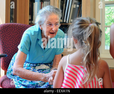 Guilford CT USA Edith Nettleton grüßt Ella Flanagan, 4, während ihrem 105. Geburtstag in der Guilford Bibliothek, wo sie noch freiwillige. Flanagan ist von Guilford. Stockfoto