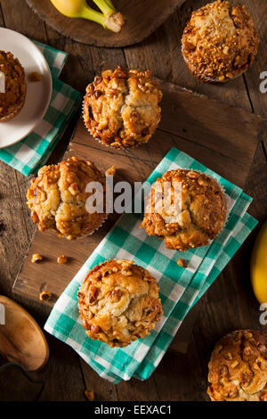 Hausgemachte Bananen-Nuss-Muffins fertig zum Verzehr Stockfoto