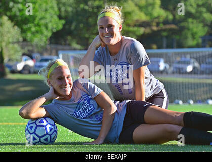 New Haven CT USA Frauen-Fußball-Team bei Albertus Magnus hat drei Zwillinge, Shannon und Meaghan (unten) Skidmore. Stockfoto