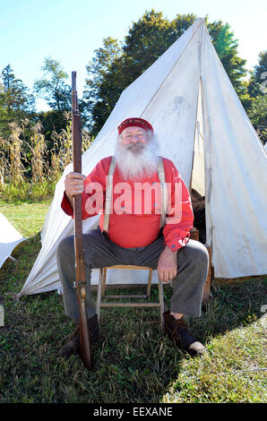 Emile Roux von Manchester, Teil des Unternehmens H, 1. Maryland sitzt sein Zelt während der Connecticut Bürgerkrieg Gedenken Kommission Bürgerkrieg Feldlager bei Bauer Park in Madison. Stockfoto