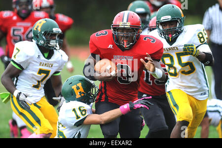 Wilbur Cross' Jaylin Fuller gilt auch für eine 2. Quartal TD gegen Hamden. Stockfoto