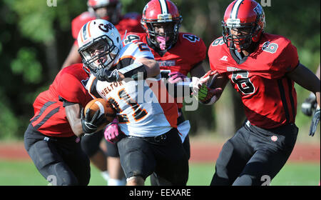 CT, USA Shelton Jason Thompson Antriebe für Yards gegen Wilbur Cross im zweiten Quartal. Stockfoto