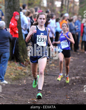 Hannah DeBalsi von Staples auf ihrem Weg zum Staat Open Cross Country Meisterschaft gewinnen bei Wickham Park in Manchester. Stockfoto