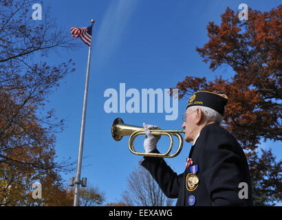 Dresdenener Marine Veteran, Daniel R. Waleski, 89, spielt"" Hähne während der jährlichen Veteran Einhaltung Zeremonie auf dem Derby grün, CT USA. Stockfoto