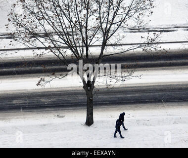 Die Menschen gehen entlang der Eastern Street in New Haven im Schneesturm am Samstag. Stockfoto