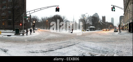 Panorama-Foto von Straßen Downtown New Haven, beschichtet im Schnee am frühen Samstag Abend. Stockfoto