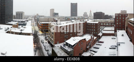 Die Innenstadt von New Haven ist frühen Samstag Abend, Panorama-Kamera-Ansicht im Schnee überzogen. Stockfoto