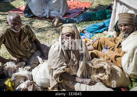 Christian Pilger sammeln und warten Zeremonie in Lalibela berühmt für 13 Felsenkirchen, Äthiopien Stockfoto