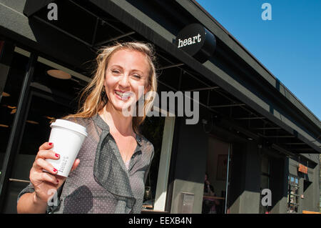 Ein zufriedener Kunde außerhalb der Herz-Coffee-Shop in Portland, Oregon. Stockfoto
