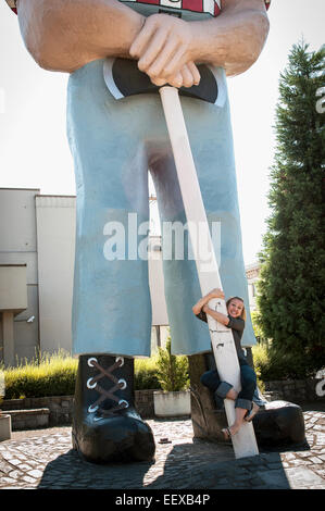 Einer Frau hängen von Paul Bunyans Axt in Portland, Oregon. Stockfoto