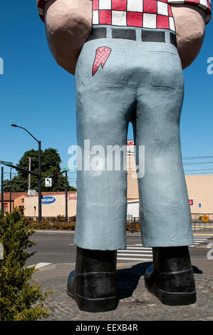 Der untere Teil der Paul-Bunyan-Statue im Stadtteil Kenton von Portland, Oregon. Stockfoto