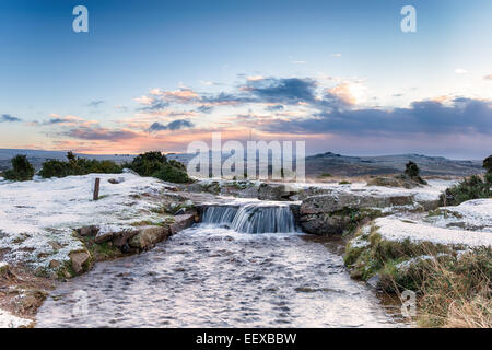 Einen verschneiten Wasserfall auf Dartmoor National Park in Devon am windigen Post in der Nähe von Princetown Stockfoto