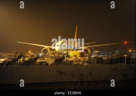 Budapest. 22. Januar 2015. Ein Air India Boeing 787 Dreamliner auf dem Weg von London nach Mumbai ist bei Liszt Ferenc International Airport in Budapest, Ungarn am 22. Januar 2015 sehen. Ein Air India Boeing 787 Dreamliner auf dem Weg von London nach Mumbai gemacht eine außerplanmäßige Landung in Budapest Liszt Ferenc International Airport am Donnerstag Abend, durch ein Motorproblem nach ungarische Nachrichtenagentur MTI. Bildnachweis: MTI/Zoltan Mihadak/Xinhua/Alamy Live-Nachrichten Stockfoto