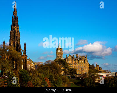 Scott Monument und Old Waverley Hotel von Princes Street Gardens in Edinburgh City centre Scotland UK an sonnigen Herbsttag Stockfoto