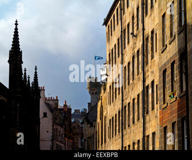 Blick hinauf in Richtung Edinburgh Castle Schottland UK The Royal Mile mit traditionellen Gebäude aus Stein und Skyline im Vordergrund Stockfoto