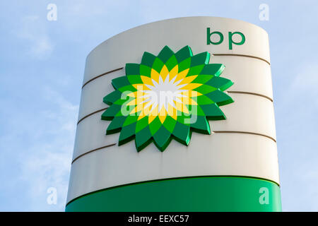 British Petroleum BP Schild an einer Tankstelle, Nottingham, England, Großbritannien Stockfoto