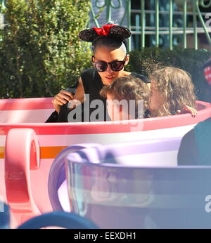 Nicole Richie verbringt den Tag im Disneyland mit ihren Kindern und Jennifer Meyer.  Mitwirkende: Nicole Richie, Harlow Madden wo: Anaheim, Kalifornien, Vereinigte Staaten, wann: 20. Juli 2014 Stockfoto
