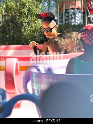 Nicole Richie verbringt den Tag im Disneyland mit ihren Kindern und Jennifer Meyer.  Mitwirkende: Nicole Richie, Harlow Madden, Sparrow Müller wo: Anaheim, Kalifornien, Vereinigte Staaten, wann: 20. Juli 2014 Stockfoto