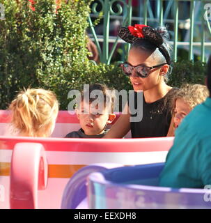 Nicole Richie verbringt den Tag im Disneyland mit ihren Kindern und Jennifer Meyer.  Mitwirkende: Nicole Richie, Harlow Madden, Sparrow Müller wo: Anaheim, Kalifornien, Vereinigte Staaten, wann: 20. Juli 2014 Stockfoto