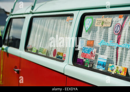 Aufkleber auf dem Fenster von einem VW Campervan. UK Stockfoto