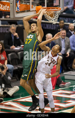 Milwaukee, WI, USA. 22. Januar 2015. Utah Jazz center Rudy Gobert (27) Noten auf einem reverse Dunk während der NBA-Spiel zwischen den Utah Jazz und den Milwaukee Bucks im BMO Harris Bradley Center in Milwaukee, Wisconsin. Utah besiegte Milwaukee 101-99. John Fisher/CSM/Alamy Live-Nachrichten Stockfoto