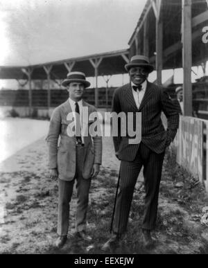 Boxer Jack Johnson, 1878-1946-stehend, Vorderseite; mit einem anderen Mann im Stadion, ca. 1922 Stockfoto