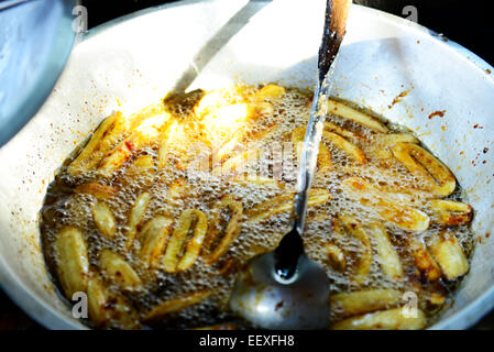 Gebratene Banane ist ein sehr beliebtes Speiselokal Snack in den Philippinen. Stockfoto