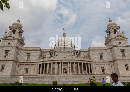 Die Besucher werden im Hintergrund der Victoria Memorial Hall in Kalkutta, Westbengalen, Indien fotografiert. Stockfoto