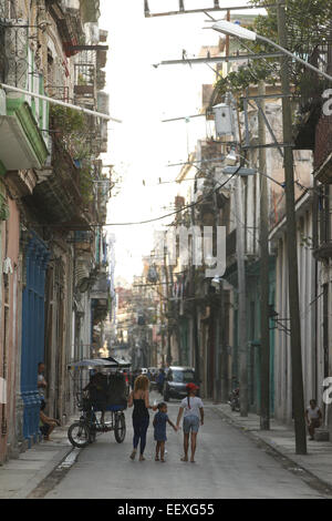 Havanna, Kuba. 20. Dezember 2014. Straßenszenen im Abschnitt Habana Vieja (Altstadt) von Havanna, Kuba. © Engel Chevrestt/ZUMA Draht/Alamy Live-Nachrichten Stockfoto