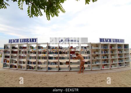 Menschen suchen und Bücher lesen auf dem ersten freien Strand Bibliothek in Bulgarien eröffnet am Schwarzen Meer von Albena. Stockfoto