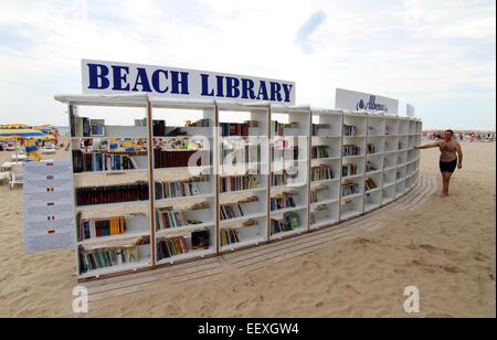 Menschen suchen und Bücher lesen auf dem ersten freien Strand Bibliothek in Bulgarien eröffnet am Schwarzen Meer von Albena. Stockfoto