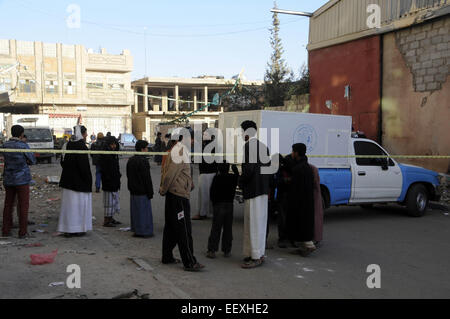 Sanaa, Jemen. 23. Januar 2015. Jemenitische Volk versammeln sich in der Nähe ein Polizeiauto an der Stelle, wo zwei Sprengkörper vor einem Haus eines Houthi-Führers in Sanaa, Jemen, am 23. Januar 2015 ging. Jemens Präsident und Premierminister Donnerstagabend legte Rücktritte mitten in Konfrontation mit den schiitischen Houthi-Konzern-controlling der Hauptstadt. Bildnachweis: Hani Ali/Xinhua/Alamy Live-Nachrichten Stockfoto