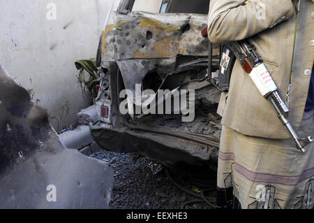 Sanaa, Jemen. 23. Januar 2015. Ein Auto ist beschädigt, im Laufe der beiden Sprengkörper vor einem Haus eines Houthi-Führers in Sanaa, Jemen, 23. Januar 2015 aus. Jemens Präsident und Premierminister Donnerstagabend legte Rücktritte mitten in Konfrontation mit den schiitischen Houthi-Konzern-controlling der Hauptstadt. Bildnachweis: Hani Ali/Xinhua/Alamy Live-Nachrichten Stockfoto