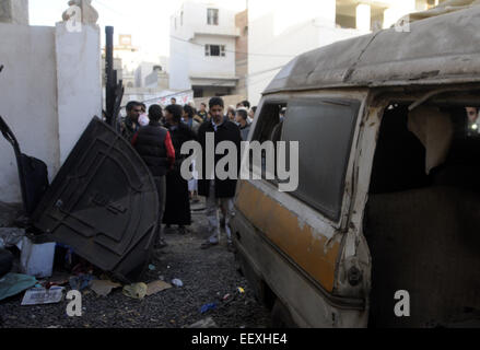 Sanaa, Jemen. 23. Januar 2015. Ein Auto ist beschädigt, im Laufe der beiden Sprengkörper vor einem Haus eines Houthi-Führers in Sanaa, Jemen, 23. Januar 2015 aus. Jemens Präsident und Premierminister Donnerstagabend legte Rücktritte mitten in Konfrontation mit den schiitischen Houthi-Konzern-controlling der Hauptstadt. Bildnachweis: Hani Ali/Xinhua/Alamy Live-Nachrichten Stockfoto