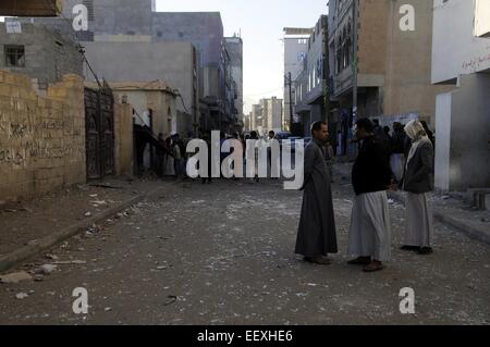 Sanaa, Jemen. 23. Januar 2015. Jemenitische Volk versammeln sich an der Stelle, wo zwei Sprengkörper vor einem Haus eines Houthi-Führers in Sanaa, Jemen, am 23. Januar 2015 ging. Jemens Präsident und Premierminister Donnerstagabend legte Rücktritte mitten in Konfrontation mit den schiitischen Houthi-Konzern-controlling der Hauptstadt. Bildnachweis: Hani Ali/Xinhua/Alamy Live-Nachrichten Stockfoto