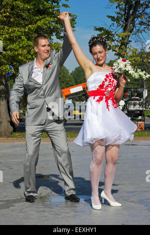 Moskau, Russland - 20. September 2014: Fröhlich und betrunkene russische Hochzeit. Newlyweds - die Arbeitskraft und die Bäuerin tanzen. Sola Stockfoto