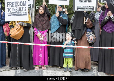 Kuala Lumpur, Malaysia. 23. Jan 2015. Mitglieder der islamistischen Gruppe Hizbut Tahrir Bühne nehmen Sie teil an einem Protest gegen das französische Satiremagazin Charlie Hebdo und angeblichen Doppelzimmer standard Der französischen Regierung in Bezug auf die Freiheit der Rede, der außerhalb der Französischen Botschaft in Kuala Lumpur, Malaysia, 23. Januar 2015. Stockfoto