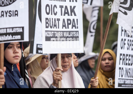 Kuala Lumpur, Malaysia. 23. Jan 2015. Mitglieder der islamistischen Gruppe Hizbut Tahrir Bühne nehmen Sie teil an einem Protest gegen das französische Satiremagazin Charlie Hebdo und angeblichen Doppelzimmer standard Der französischen Regierung in Bezug auf die Freiheit der Rede, der außerhalb der Französischen Botschaft in Kuala Lumpur, Malaysia, 23. Januar 2015. Stockfoto