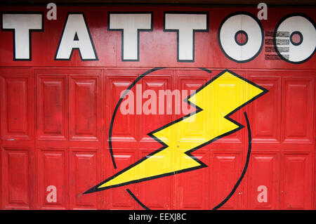 Tattoo Tätowierungen Tätowierung Salon Salons Künstler Nadel Nadel Tätowierer Tätowierer tätowiert Stockfoto
