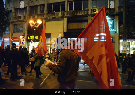 Athen, Griechenland. 22. Januar 2015. KKE Anhänger marschieren durch die Straßen von Athen mit KKE Fahnen. SYRIZA (Koalition der radikalen Linken) politische Partei organisiert seine letzten und wichtigsten Wahlkampf-Party in Syntagma-Platz. Bildnachweis: George Panagakis/Pacific Press/Alamy Live-Nachrichten Stockfoto