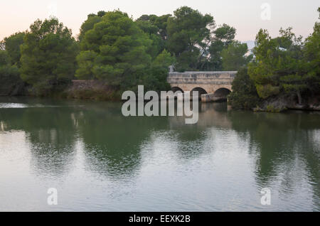 Alte Brücke in der Albufera natural reserve, Alcudia, Mallorca. Stockfoto